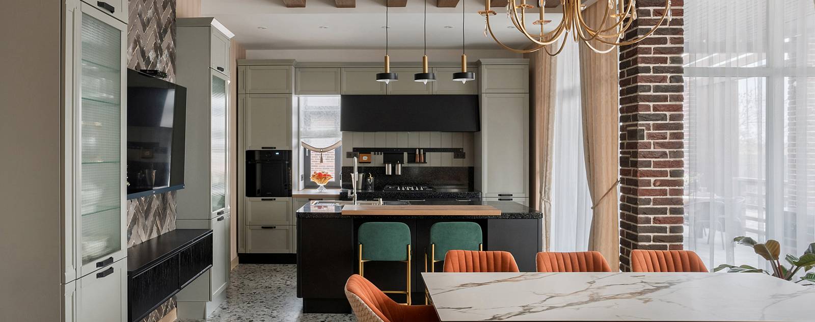 Интерьер кухни в доме у реки